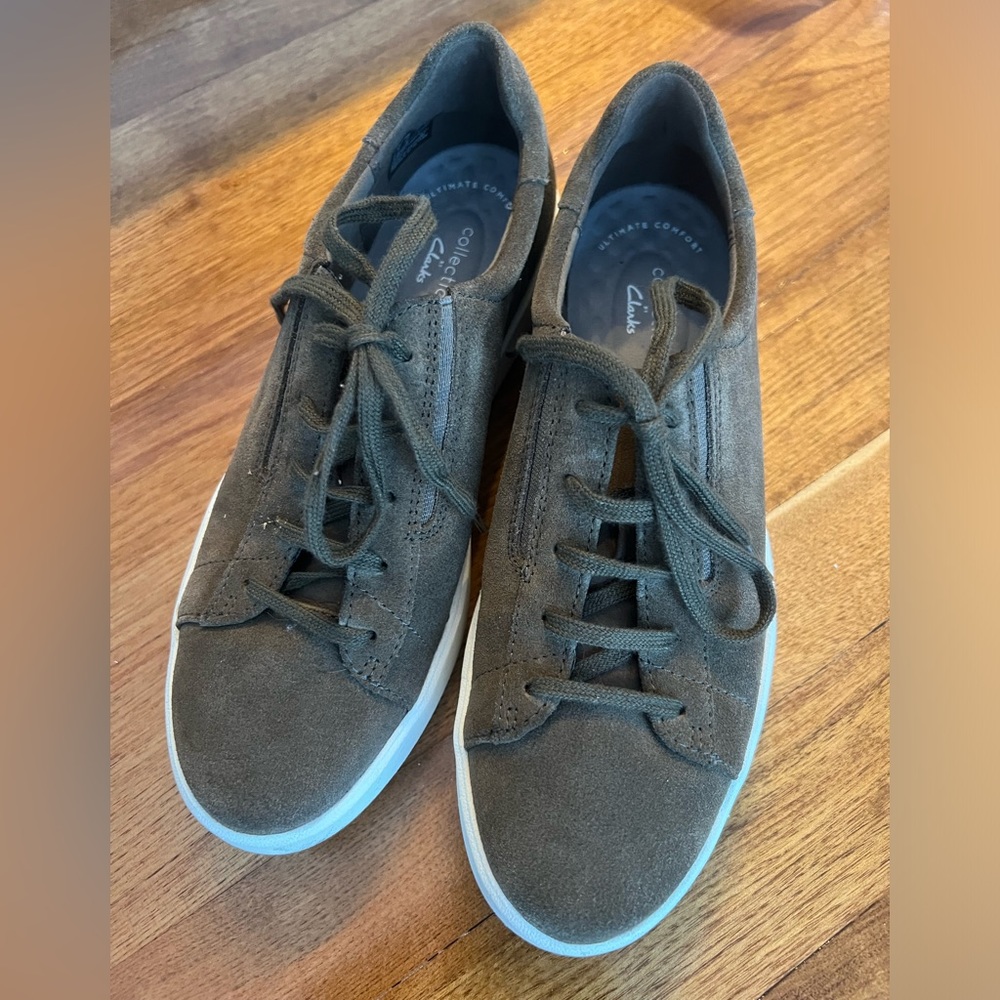 Clark’s olive green sneaker in genuine suede. Total Comfort. Size 7.5